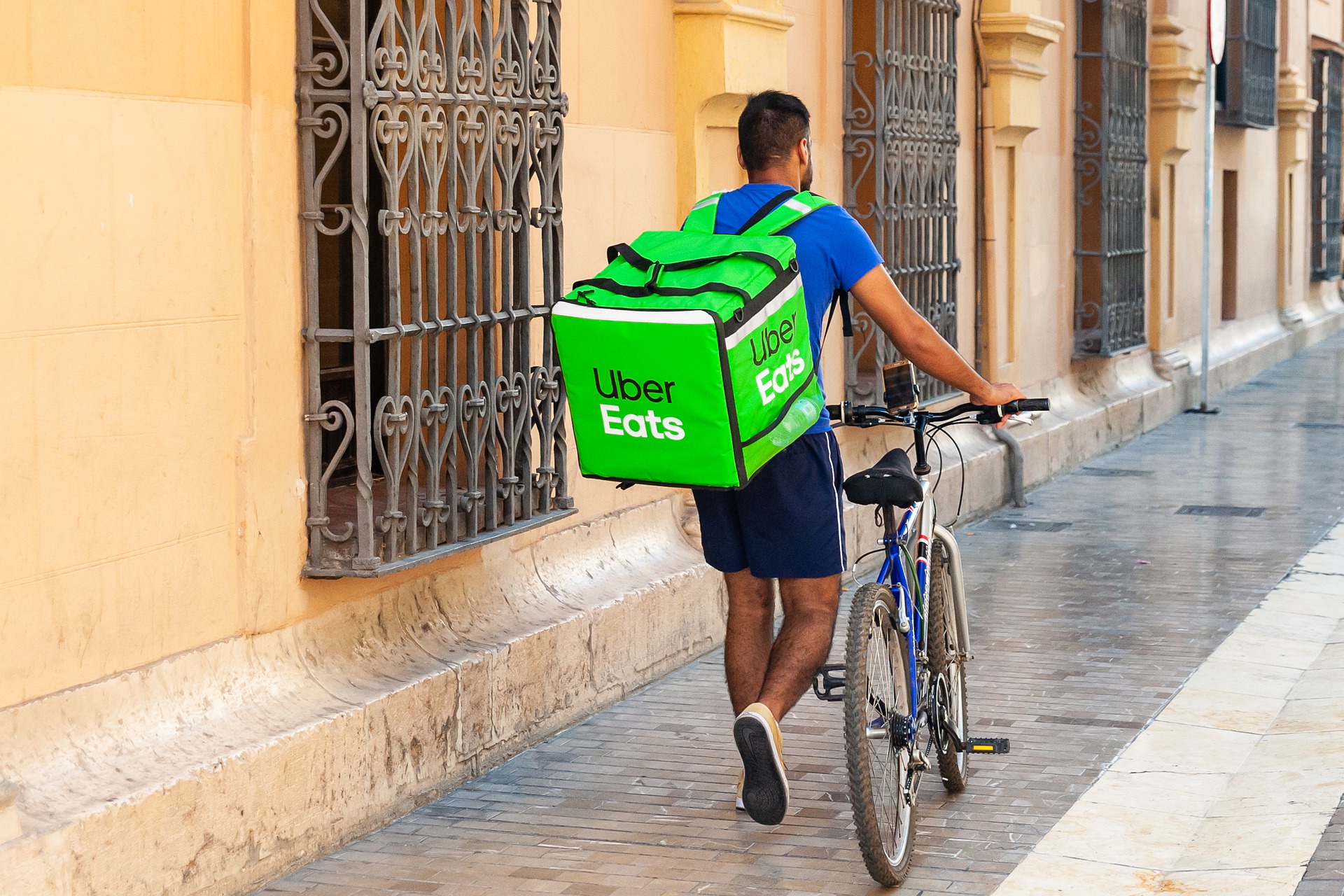 Condiciones de seguridad, salud, trabajo y empleo en trabajadores y trabajadoras de plataformas digitales (reparto y trasporte de pasajeros)